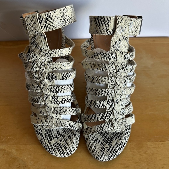 NWOT Vionic size 6.5 - Women's Black and White Strappy Sandals - Picture 2 of 8